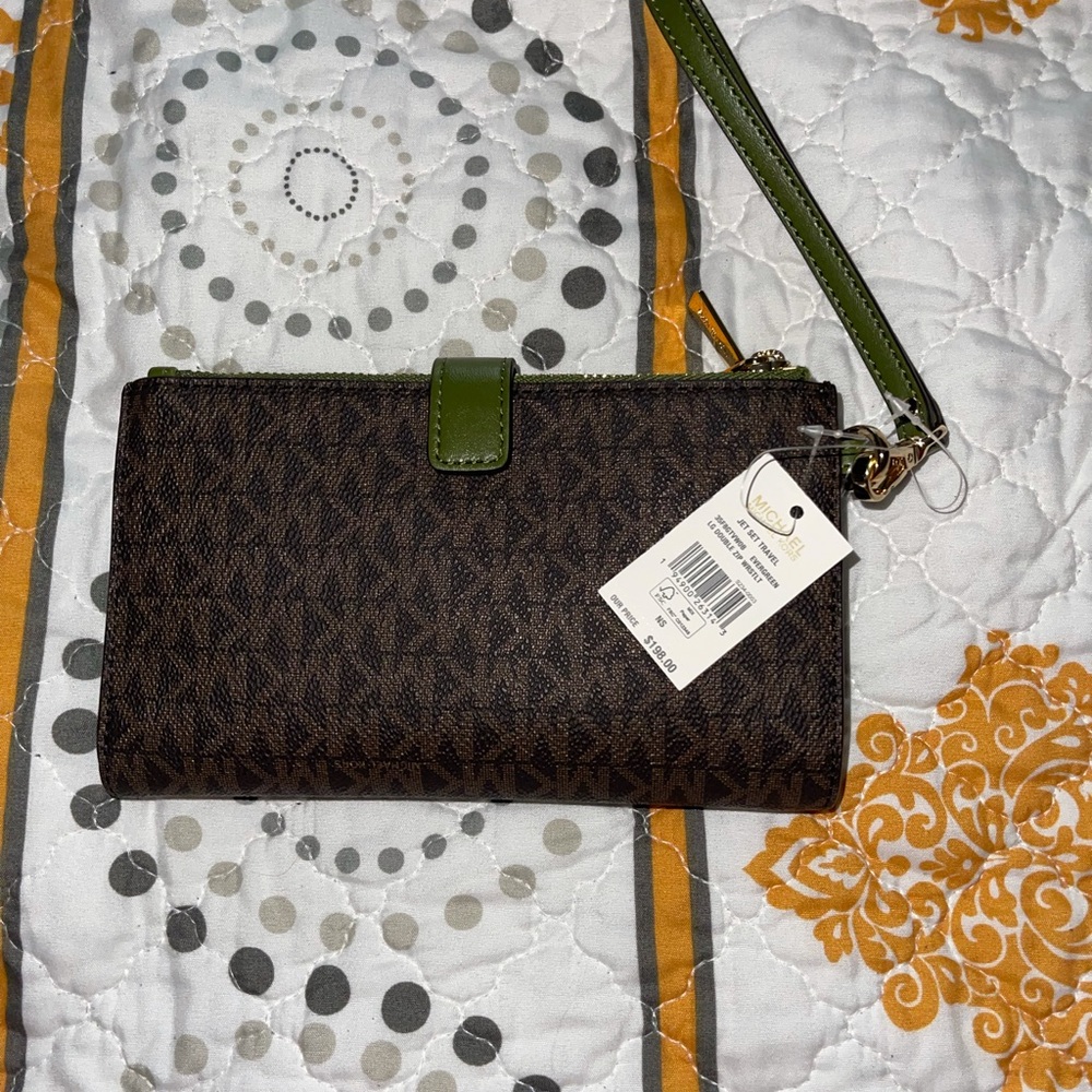 Michael kors wristlet evergreen